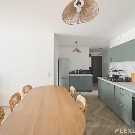 בית נופש Modern In Spacious T7 In 20 *