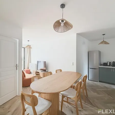 בית נופש Modern In Spacious T7 In 20 *