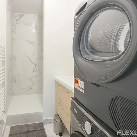 Modern In Spacious T7 In 20 *